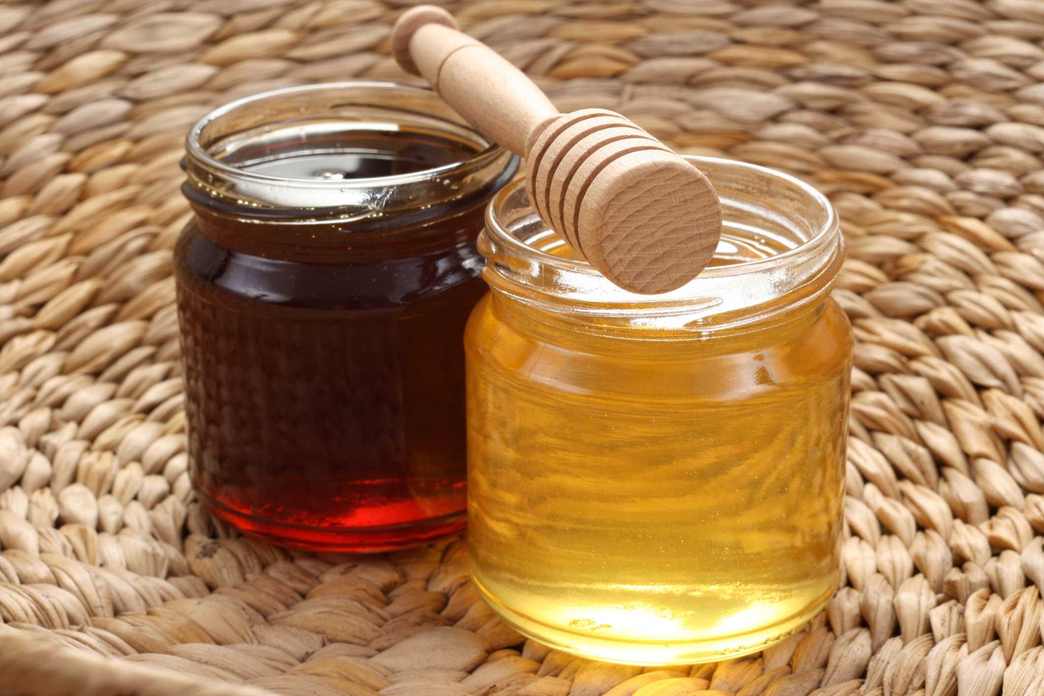 Почему мед темный. Мед гречишный светлый. Падевый мёд. Гречишный мед цвет. Цветочный и падевый мед.
