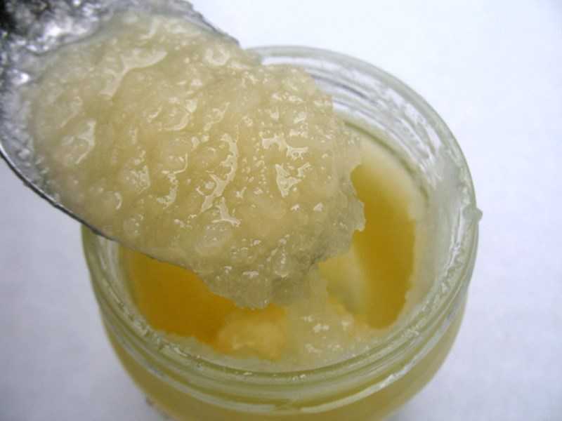 Почему мед твердый. Липовый мед кристаллизованный. Липовый мед кристаллизация. Липовый мёд крестализация. Мёд засахарился.