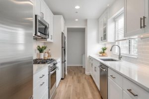 Какие кухни подходят для узких и вытянутых помещений: секреты дизайна и эргономики