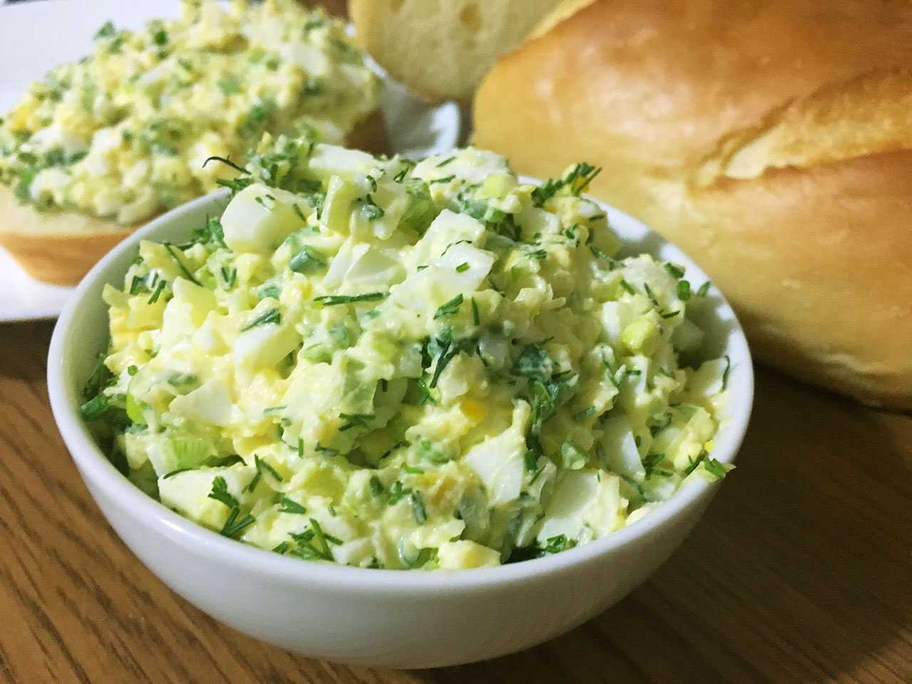 Рецепты простых салатов с зеленым луком. Блюда с зеленым луком. Лук зеленый. Картофельный салат с зеленым луком. Салат с картошкой и зеленым луком.