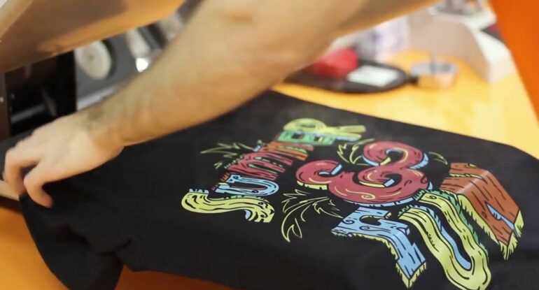 Нанесение принтов и элементов цветной печати на футболках и поло