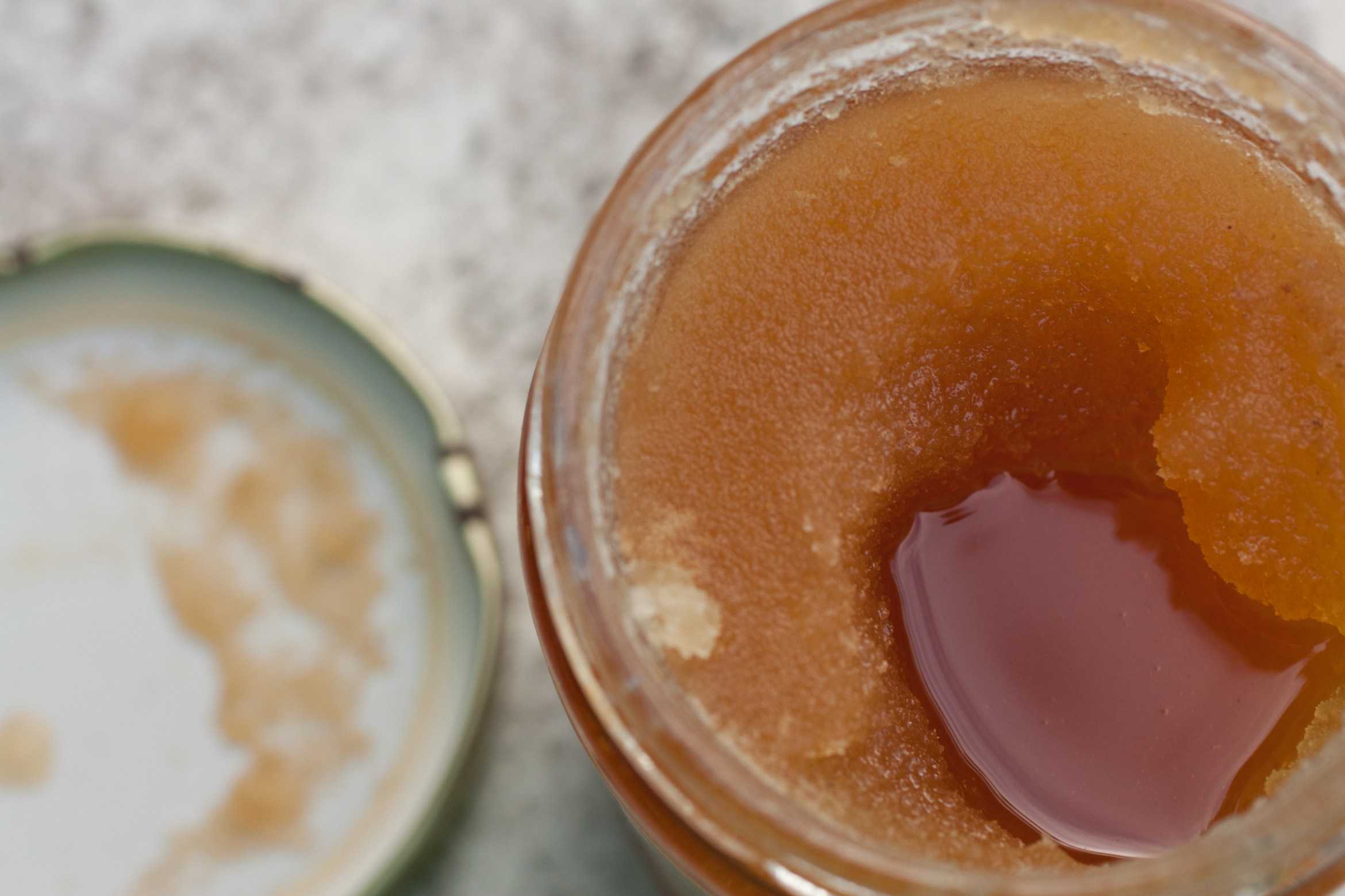 Почему мед твердый. Гречишный мёд кристаллизованный. Засахаренный мед. Мёд засахарился. Натуральный мёд засахаривается.