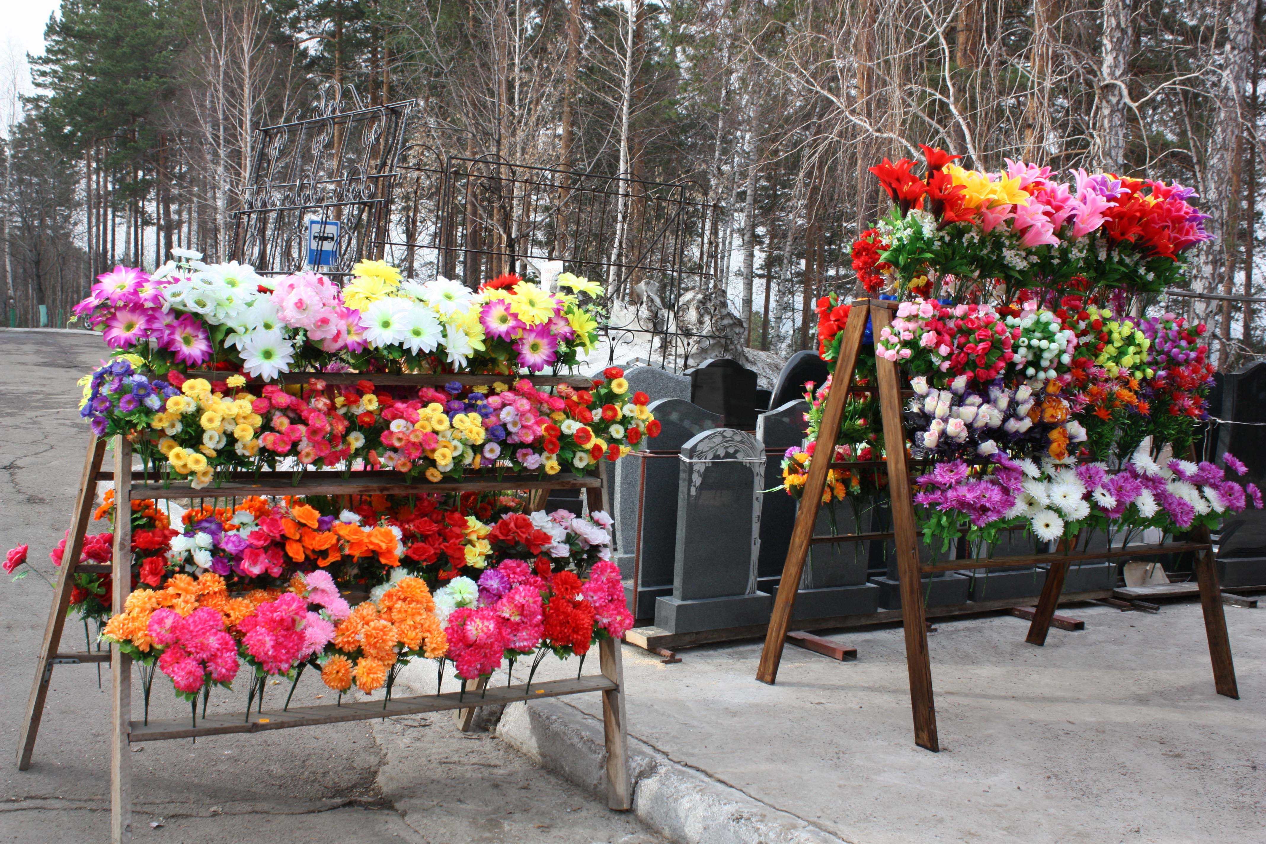 Какие цветы лучше посадить на кладбище