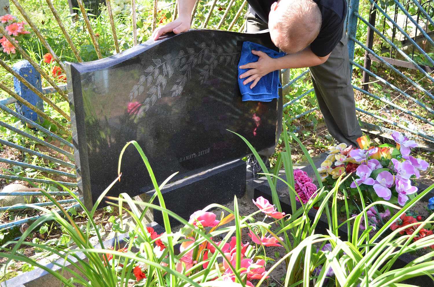 Как избавиться от травы на кладбище